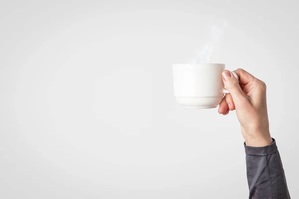 Mano Femenina Sosteniendo Una Taza Blanca Con Café Caliente Sobre — Foto de Stock