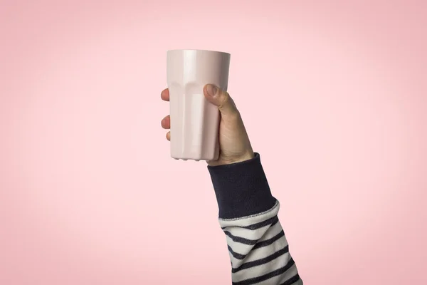 Mano Masculina Sosteniendo Una Taza Morada Con Café Caliente Sobre — Foto de Stock