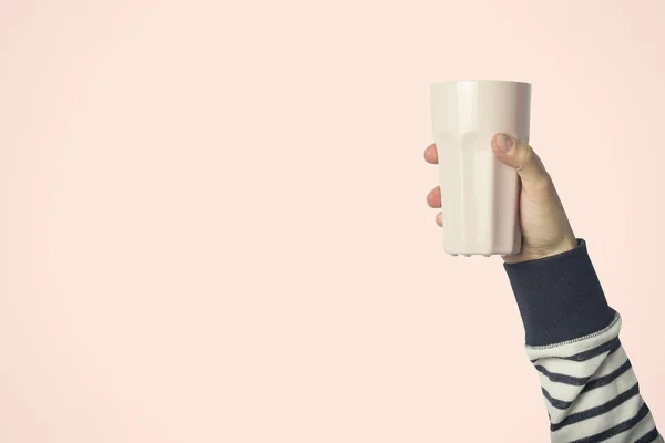 男性の手の光ピンクの背景でホット コーヒーまたは紅茶と紫色のカップ ホット コーヒーや紅茶と一緒に朝食コンセプト — ストック写真