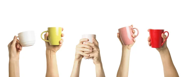 マルチを保持している多くの異なる手の色の白い背景の上のコーヒー カップ 女性と男性の手 フレンドリーなチーム コーヒー ブレーク チームの朝の概念 バナー — ストック写真