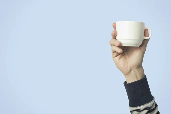 Männliche Hand Die Eine Weiße Tasse Mit Heißem Kaffee Oder — Stockfoto