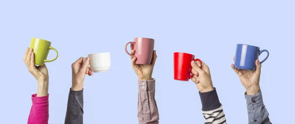 Muitas Mãos Diferentes Segurando Várias Xícaras Coloridas Café Fundo Azul — Fotografia de Stock