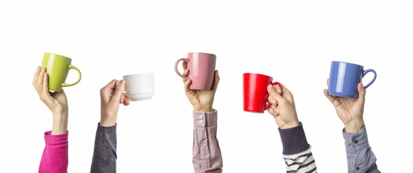マルチを保持している多くの異なる手の色の白い背景の上のコーヒー カップ 女性と男性の手 フレンドリーなチーム コーヒー ブレーク チームの朝の概念 バナー — ストック写真