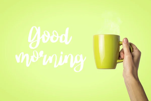 Női Kezében Egy Zöld Csésze Forró Kávét Vagy Teát Egy — Stock Fotó