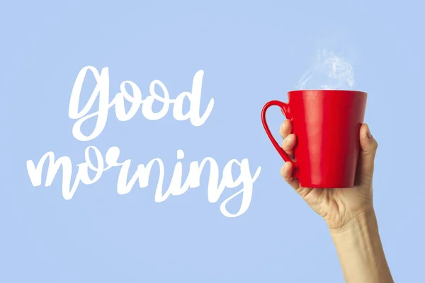 Női Kezében Egy Piros Csésze Forró Kávé Vagy Tea Kék — Stock Fotó