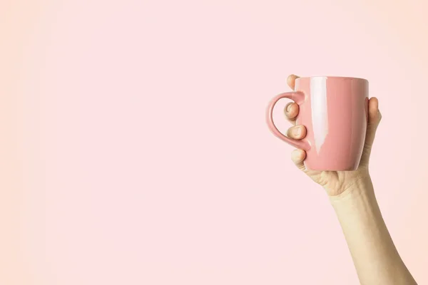 Mão Feminina Segurando Uma Xícara Roxa Com Café Quente Chá — Fotografia de Stock