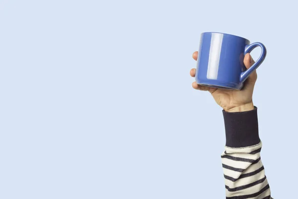 Mão Masculina Segurando Uma Xícara Azul Com Café Quente Chá — Fotografia de Stock