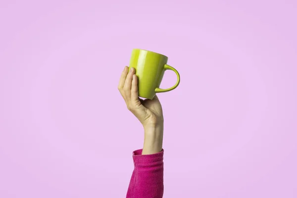 Mão Feminina Roupas Rosa Segurando Uma Xícara Verde Com Café — Fotografia de Stock