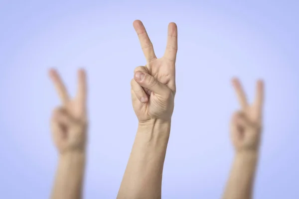 Männliche Hände Erhoben Sich Und Zeigten Eine Friedensgeste Mit Zwei — Stockfoto
