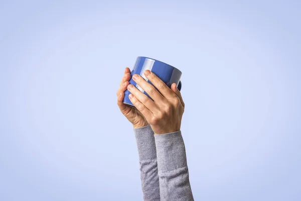 Mano Femenina Sosteniendo Una Taza Azul Con Café Caliente Sobre — Foto de Stock