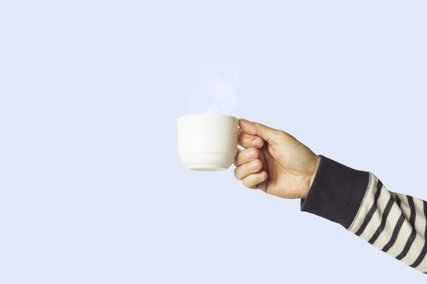 Mão Masculina Segurando Uma Xícara Branca Com Café Quente Fundo — Fotografia de Stock