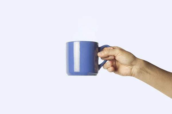 Mano Femenina Sosteniendo Una Taza Azul Sobre Fondo Azul Vista — Foto de Stock