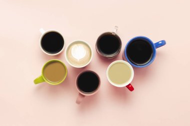 Çoğu çok renkli bardak kahve ve kahve içecekler pembe bir arka plan üzerinde. Kavram kahvaltı kahve, kahve arkadaş grubu. Düz yatıyordu, en iyi görünümü.