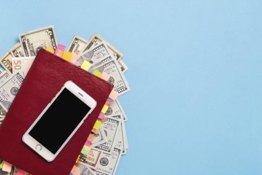 Kırmızı günlüğü ile mavi arka plan sayfaları, yüz dolarlık banknot, beyaz telefon çıkartmaları. Bir başarılı bir iş, doğru planlama, zaman yönetimi kavramı. Düz yatıyordu, en iyi görünümü.