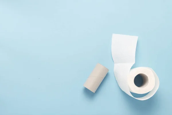 Рулон Незагорнутого Туалетного Паперу Порожній Рулон Туалетного Паперу Синьому Фоні — стокове фото