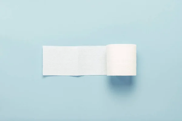 Roll Unfolded Toilet Paper Blue Background Flat Lay Top View — Stock Photo, Image