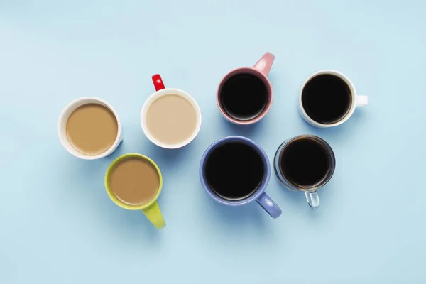 Muchas Tazas Multicolores Café Bebidas Café Sobre Fondo Azul Concepto — Foto de Stock