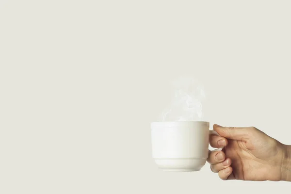 Mão Feminina Segurando Uma Xícara Branca Com Café Quente Fundo — Fotografia de Stock
