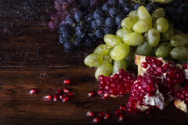 Üzüm çeşitleri, nar, nar taneleri su ahşap bir zemin üzerine su sıçramalarına.