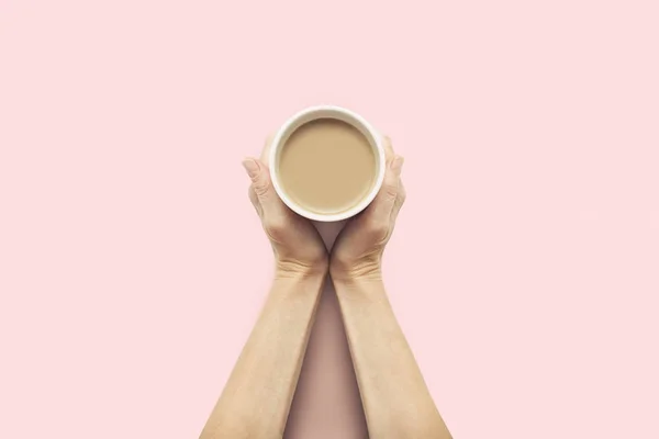 Duas Mãos Segurando Uma Xícara Com Café Quente Fundo Rosa — Fotografia de Stock