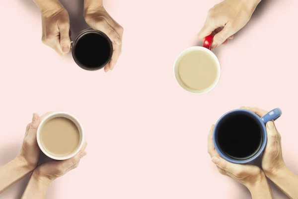 Muchas Manos Sostienen Tazas Café Sobre Fondo Rosado Concepto Desayuno — Foto de Stock