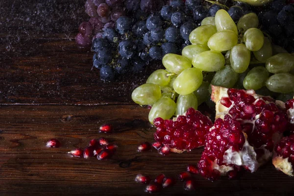 Üzüm çeşitleri, nar, nar taneleri su ahşap bir zemin üzerine su sıçramalarına.