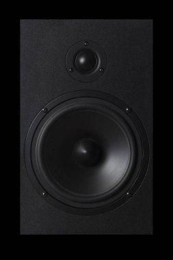 Siyah müzik hoparlör bir siyah arka plan izole. Parti ya da müzik dinleme kavramı