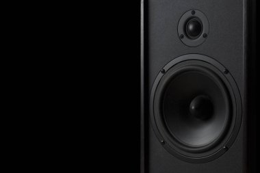 Siyah müzik hoparlör bir siyah arka plan izole. Parti ya da müzik dinleme kavramı