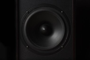 Siyah müzik hoparlör bir siyah arka plan izole. Parti ya da müzik dinleme kavramı