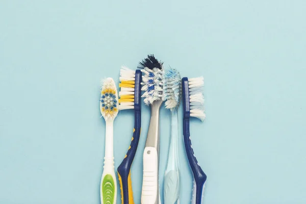 Várias Escovas Dentes Usadas Diferentes Fundo Azul Escova Dentes Mudar — Fotografia de Stock