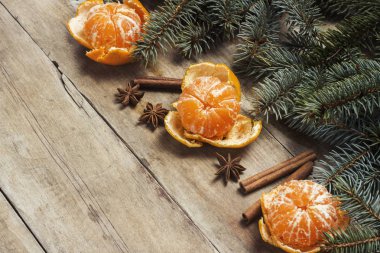 Mandalina, Christmas dalları, koniler, baharat ahşap arka plan ağaç. Yeni yıl ve Noel, Noel içki Mulled şarap kavramı