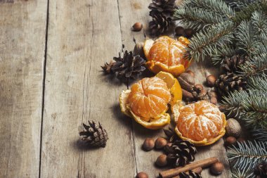 Mandalina, Christmas dalları, koniler, baharat ahşap arka plan ağaç. Yeni yıl ve Noel, Noel içki Mulled şarap kavramı