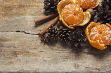 Mandalina, Christmas dalları, koniler, baharat ahşap arka plan ağaç. Yeni yıl ve Noel, Noel içki Mulled şarap kavramı