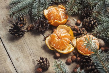 Mandalina, Christmas dalları, koniler, baharat ahşap arka plan ağaç. Yeni yıl ve Noel, Noel içki Mulled şarap kavramı