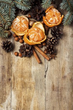 Mandalina, Christmas dalları, koniler, baharat ahşap arka plan ağaç. Yeni yıl ve Noel, Noel içki Mulled şarap kavramı