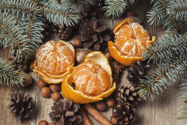 Mandalina, Christmas dalları, koniler, baharat ahşap arka plan ağaç. Yeni yıl ve Noel, Noel içki Mulled şarap kavramı