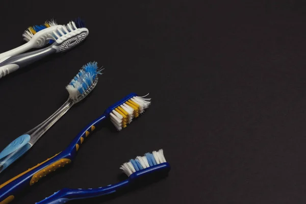 Escovas Dentes Usadas Cores Diferentes Fundo Preto Conceito Cuidados Orais — Fotografia de Stock