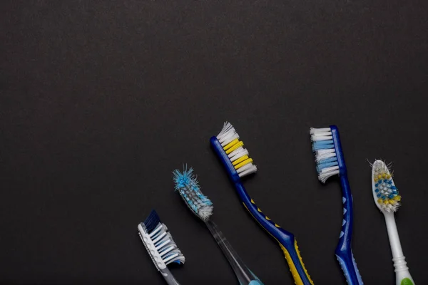 Escovas Dentes Usadas Cores Diferentes Fundo Preto Conceito Cuidados Orais — Fotografia de Stock