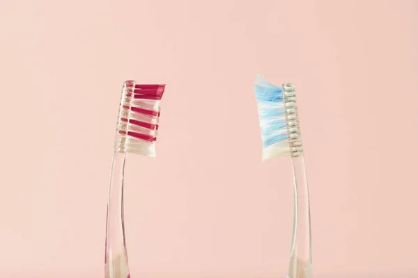 Dua Sikat Gigi Baru Dan Digunakan Pada Latar Belakang Merah — Stok Foto