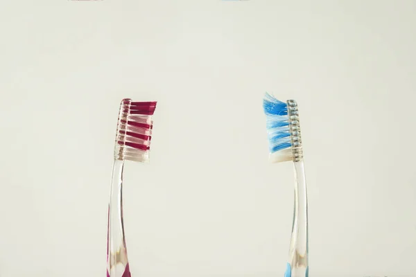 Duas Escovas Dentes Novas Usadas Sobre Fundo Branco Conceito Mudança — Fotografia de Stock