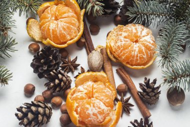 Mandalina kabuğu, Noel ağaç dalları, baharat, tarçın, koni beyaz taş zemin üzerine olmadan. Noel, yeni yıl, Mulled şarap kavramı