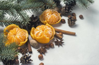 Mandalina kabuğu, Noel ağaç dalları, baharat, tarçın, koni beyaz taş zemin üzerine olmadan. Noel, yeni yıl, Mulled şarap kavramı