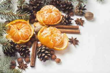Mandalina kabuğu, Noel ağaç dalları, baharat, tarçın, koni beyaz taş zemin üzerine olmadan. Noel, yeni yıl, Mulled şarap kavramı