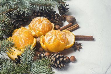 Mandalina, Noel ağaç dalları, baharat, tarçın, koni beyaz taş zemin üzerine. Noel, yeni yıl, Mulled şarap, kış, tatil kavramı