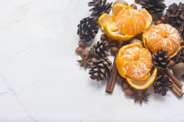 Mandalina, kuruyemiş, baharat, tarçın, koni beyaz taş zemin üzerine. Noel, yeni yıl, Mulled şarap, kış, tatil kavramı. Düz yatıyordu, en iyi görünümü