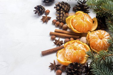 Mandalina, Noel ağaç dalları, baharat, tarçın, koni beyaz taş zemin üzerine. Noel, yeni yıl, Mulled şarap, kış, tatil kavramı