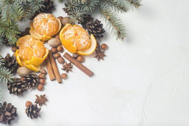 Mandalina kabuğu, Noel ağaç dalları, baharat, tarçın, koni beyaz taş zemin üzerine olmadan. Noel, yeni yıl, Mulled şarap kavramı. Düz yatıyordu, en iyi görünümü