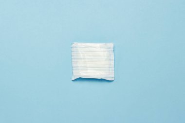 Mavi bir arka plan üzerinde kadın hijyen ped. Menstruasyon sırasında kadın hijyen kavramını. Düz yatıyordu, en iyi görünümü