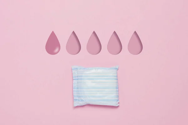 Conceito de menstruação em rosa, vista superior