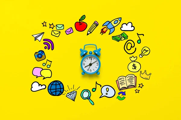 Relógio Alarme Azul Fundo Amarelo Com Ícones Conceito Dia Noite — Fotografia de Stock